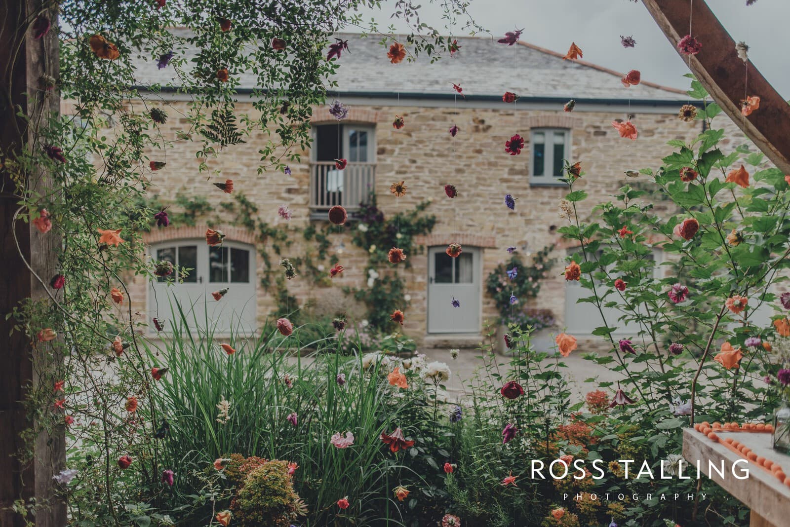 zara-adey-nancarow-farm-wedding-photography-cornwall_0016